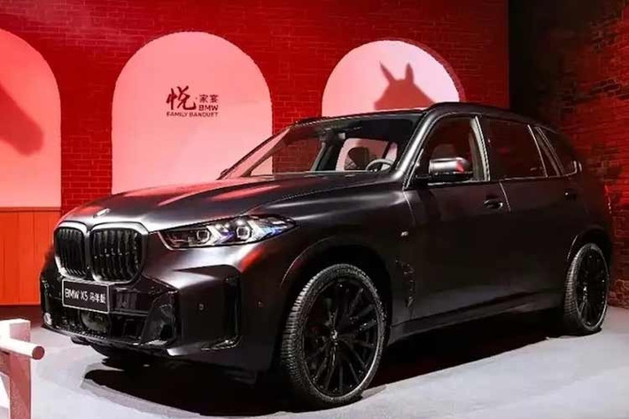 Đối với năm 2026, BMW X5 sẽ có phiên bản đặc biệt tại Trung Quốc, với màu sơn và nội thất được tùy chỉnh. Năm 2026 là Năm Ngựa và BMW Trung Quốc đang phát hành phiên bản đặc biệt của X5 mang tên Year of the Horse Edition.