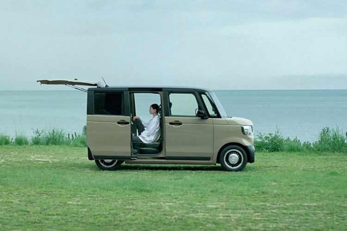 Cụ thể, Honda N-Van 2026 có thêm những trang bị tiêu chuẩn mới ở mọi phiên bản như vô lăng 2 chấu thay vì 3 chấu, tích hợp các phím chức năng như chỉnh âm lượng, đàm thoại và ra lệnh bằng giọng nói.