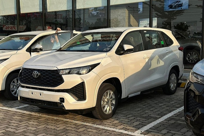 Kể từ khi ra mắt tại thị trường Việt Nam vào năm 2023, mẫu xe MPV Toyota Innova Cross đã nhanh chóng tạo dấu ấn mạnh mẽ nhờ thiết kế đậm chất SUV, không gian rộng rãi đặc trưng của dòng MPV đa dụng cùng hàng loạt trang bị tiện nghi và tính năng an toàn hàng đầu phân khúc.