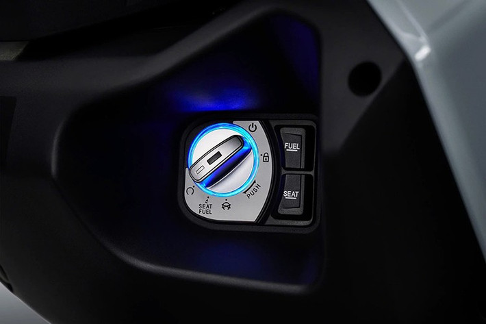 Một điểm nổi bật khác là hệ thống an toàn vốn vượt trội hơn nhiều mẫu xe cùng tầm giá. GPX trang bị cho DZ2 bộ phanh đĩa lớn ở cả trước và sau, kết hợp cùm phanh radial-mount vốn thường thấy trên các dòng xe thể thao.