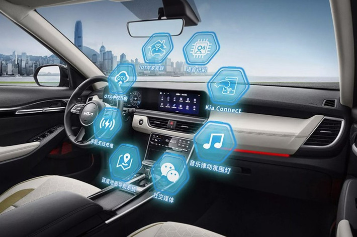 Về mặt tính năng, Kia Seltos thế hệ mới dự kiến sẽ được trang bị màn hình Trinity 30 inch với hai màn hình 12,3 inch cho hệ thống thông tin giải trí và cụm đồng hồ. Ngoài ra, xe còn có màn hình cảm ứng trung tâm 5 inch để điều khiển hệ thống điều hòa. Xe có hệ thống hỗ trợ lái xe tiên tiến ADAS cấp độ 2 và Kia Connect 2.0.