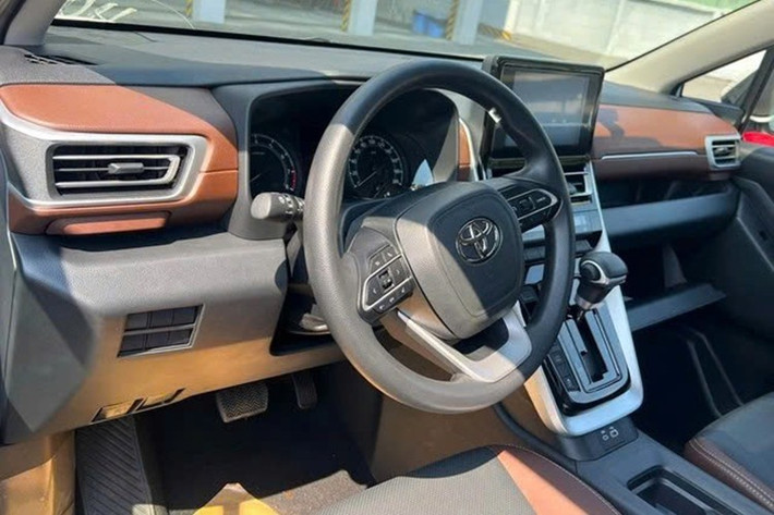 Khoang nội thất sử dụng chất liệu ghế da mang lại cảm giác thoải mái, sang trọng. Không gian rộng rãi đặc trưng của một MPV đa dụng được tối ưu để phù hợp với nhiều mục đích sử dụng. Màn hình hiển thị đa thông tin 4,2’’, màn hình giải trí 8’’, kết nối điện thoại thông minh có dây...