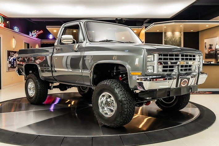 Chiếc xe bán tải Chevrolet Silverado 1987 lăn bánh khỏi dây chuyền lắp ráp trong năm sản xuất cuối cùng của thế hệ xe bán tải "thân vuông" C/K huyền thoại, vốn đã có mặt trên thị trường từ năm 1973.