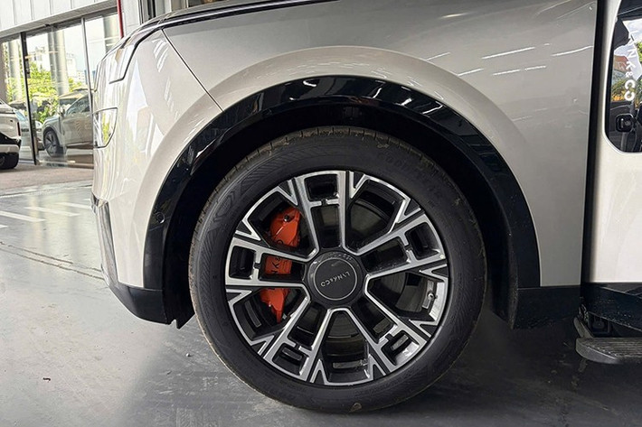 Những chi tiết ngoại thất đáng chú ý khác của xe gồm có hốc gió điều khiển chủ động trên cản trước, tay nắm cửa phẳng, gương chiếu hậu nằm trên cửa và nẹp trang trí tích hợp tên thương hiệu cũng như một số cảm biến ở chắn bùn trước. Cửa hậu cỡ lớn và mâm hợp kim đa chấu cũng được trang bị cho xe.