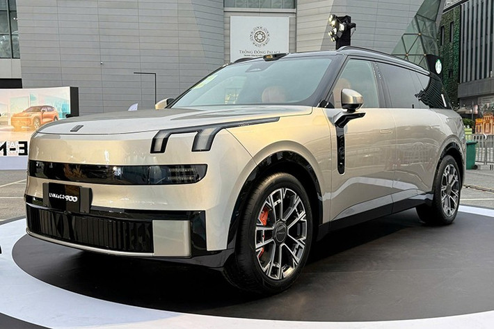 Hiện các đại lý Lynk &amp; Co ở Việt Nam đã nhận cọc dành cho mẫu xe này. Dự kiến, xe sẽ chính thức bán ra ở Việt Nam vào năm sau với giá bán khoảng 3,2 tỷ đồng. Sự xuất hiện của 900 nâng tổng số xe Lynk &amp; Co được phân phối tại Việt Nam lên con số 6. Hiện hãng đang bán 5 mẫu xe ở Việt Nam là 01, 03+, 06, 08 và 09.