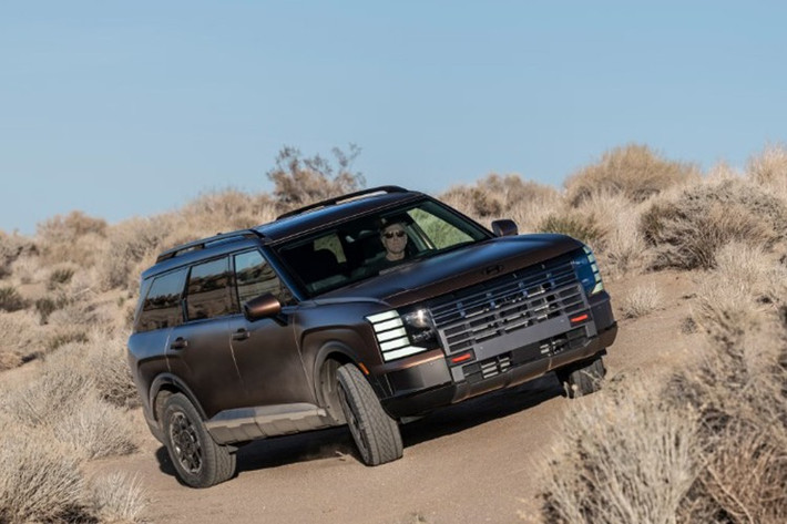 Tại thị trường Việt Nam, Palisade thuộc thế hệ cũ và bán ra 4 phiên bản, giá 1,469-1,589 tỷ đồng. Dự đoán, sau một số thị trường Đông Nam Á như Malaysia, Indonesia hay Thái Lan... Hyundai Palisade 2026 mới sẽ sớm được đưa về nước.