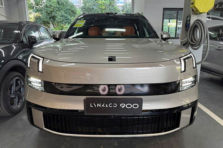 Bên ngoài, mẫu xe này sở hữu ngoại hình vuông vức theo phong cách của SUV hạng sang Range Rover. Xe được trang bị hệ thống đèn hai tầng phía trước với dải đèn LED định vị ban ngày hình chữ H ở phía trên và cụm đèn pha chính phía dưới. Đèn pha đi kèm một dãy đèn LED nhỏ có thể hiển thị nhiều loại đồ họa khác nhau.