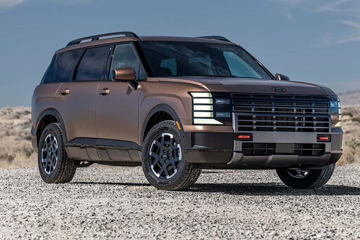 Về ngoại hình Hyundai Palisade 2026 mới hông chỉ thay đổi hoàn toàn về ngôn ngữ thiết kế, mà còn gia tăng kích thước và nâng cấp công nghệ để củng cố vị thế trong phân khúc crossover cỡ trung đang cạnh tranh khốc liệt.