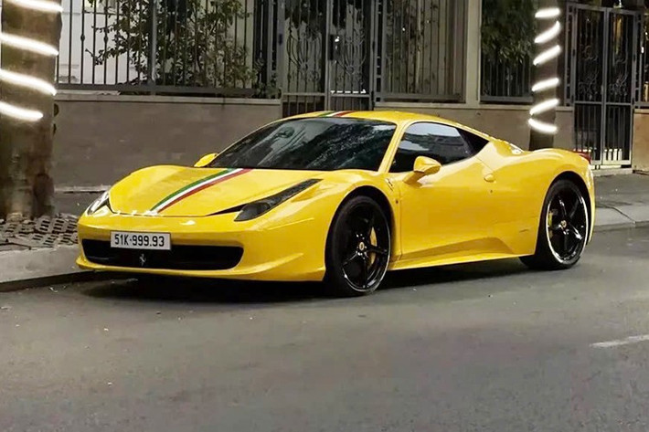 Mới đây, một chiếc siêu xe Ferrari 458 Italia của nhà sưu tập xe kín tiếng ở TP.HCM bất ngờ bị bắt gặp tái xuất trên đường phố. Theo tìm hiểu, anh có hàng chục siêu xe khác nhau và đặc biệt thích các dòng xe Ferrari.