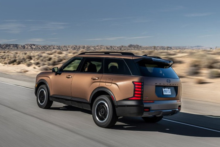 Thiết kế mới với trụ D bản lớn màu bạc và hệ thống đèn LED táo bạo gợi liên tưởng đến mẫu SUV điện Ioniq 9, mang lại vẻ ngoài hiện đại và quyền uy trên đường phố. Trục cơ sở dài hơn cùng kích thước tổng thể được mở rộng không chỉ giúp chiếc xe trông bề thế mà còn hứa hẹn không gian nội thất tối ưu hơn.