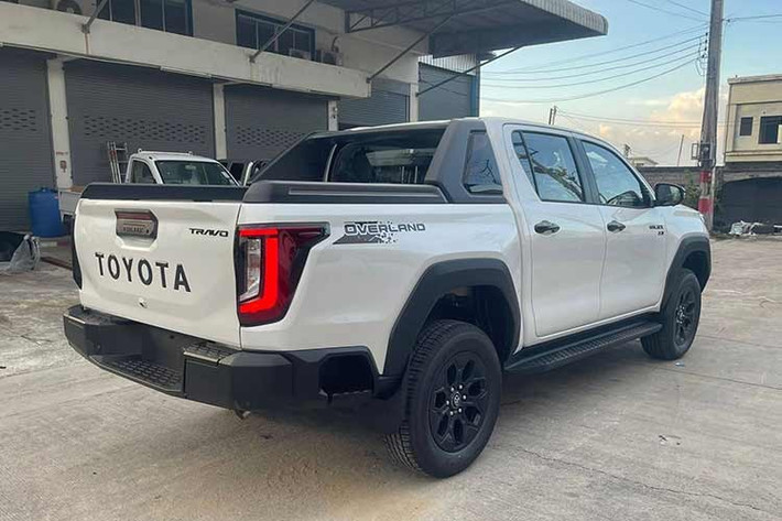 Hiện tại, các đại lý đã bắt đầu nhận đặt cọc Hilux 2026 với ba phiên bản khác nhau. Đáng chú ý, nhiều khả năng dải sản phẩm tại Việt Nam sẽ xuất hiện biến thể Overland tương tự thị trường Thái Lan. Trong khi đó, phiên bản thuần điện được cho là chưa sớm phân phối trong giai đoạn đầu