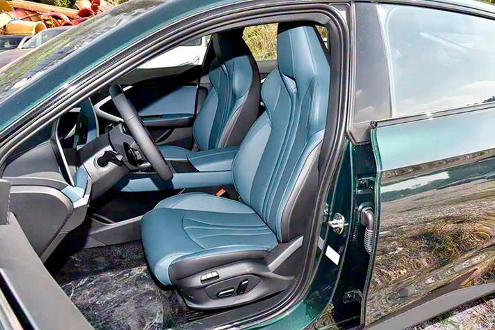 MG7 2026 có dung tích khoang hành lý tiêu chuẩn 375 lít và có thể mở rộng thêm khi gập hàng ghế thứ hai. Điểm mới nổi bật tiếp theo của xe là hệ thống hỗ trợ lái thông minh nâng cao NGP (Navigation Guided Pilot), vận hành dựa trên 23 phần cứng cảm biến cùng thuật toán hỗ trợ lái do SAIC tự phát triển.