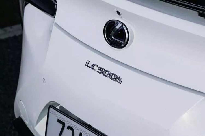 Lexus LC500h được trang bị động cơ V6 dung tích 3,5 lít kết hợp mô-tơ điện sử dụng pin lithium-ion, cho tổng công suất tối đa 354 mã lực và có thể tăng tốc từ 0 - 100 km/h trong khoảng 4,8 giây, trước khi đạt vận tốc tối đa 250 km/h. Xe có 6 chế độ lái gồm Eco, Comfort, Normal, Custom, Sport và cuối cùng là Sport +.