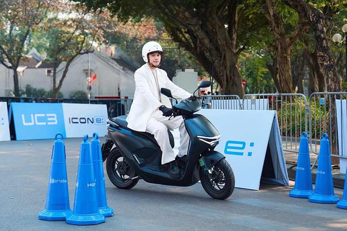 Mẫu xe máy điện này được tích hợp ba chế độ lái gồm Eco (Tiết kiệm), Standard (Tiêu chuẩn) và Sport (Thể thao), cho phép người dùng tùy chỉnh theo từng nhu cầu sử dụng khác nhau. Tính năng hỗ trợ lùi giúp việc dắt và đỗ xe thuận tiện hơn. Trước khi mở bán, Honda Việt Nam đã triển khai hình thức cho thuê Honda CUV e: từ ngày 14/7/2025.