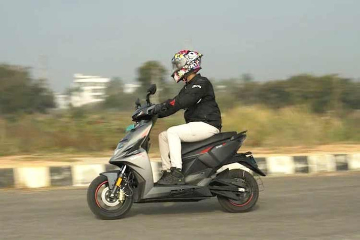 Các mẫu xe máy điện thế hệ mới đều được tích hợp cụm đồng hồ TFT kích thước 7 inch cho khả năng kết nối với smartphone để đưa tới nhiều trải nghiệm sử dụng thông minh. Ngoài ra, xe còn được tích hợp cổng sạc USB, hộc chứa đồ phía trước và cốp dưới yên dung tích 35 lít, đáp ứng tốt nhu cầu sử dụng hàng ngày.