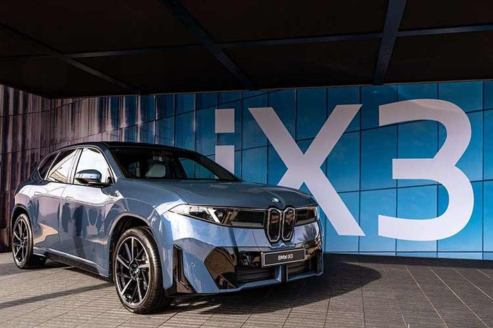 Mẫu xe SUV điện iX3 đầu tiên được phát triển trên nền tảng Neue Klasse, nơi công nghệ, phần mềm và trải nghiệm người dùng được đặt ngang hàng với hiệu năng cơ khí. Nó không đơn thuần là bản kế nhiệm của iX3 hiện tại, mà được xem như “mẫu xe mở màn” cho kỷ nguyên Neue Klasse.