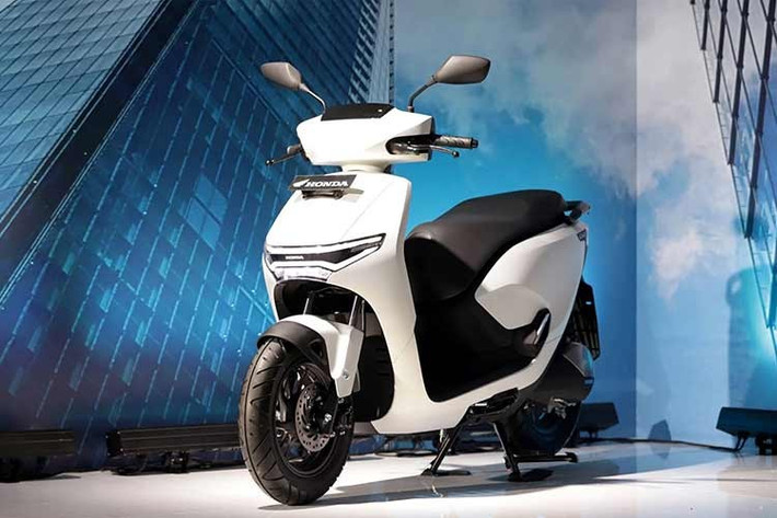 Honda Việt Nam mới đây đã xác nhận sẽ triển khai chính sách bán mẫu xe máy điện Honda CUV e:, thay cho hình thức cho thuê từng áp dụng trước đó. Đây được xem là động thái đáng chú ý, bởi Honda là một trong số ít hãng xe lớn tại Việt Nam thử nghiệm mô hình "thuê xe điện" trước khi bán đại trà.