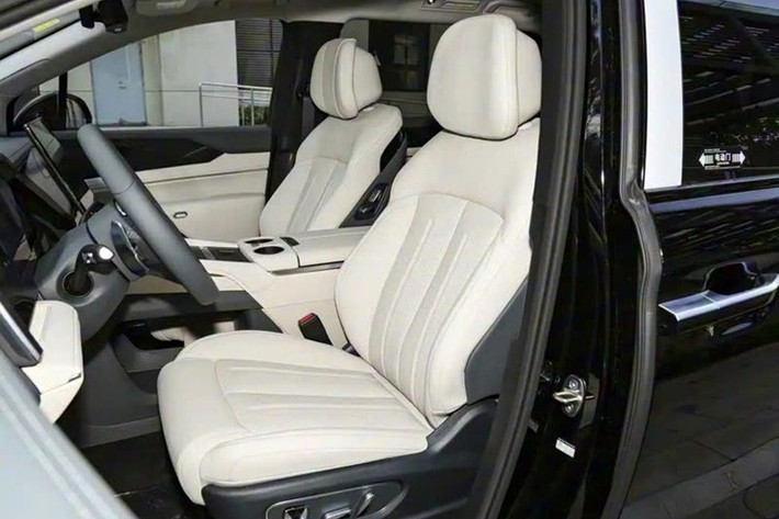 Xe đi kèm đèn viền nội thất 128 màu, hệ thống tỏa hương thơm và lọc không khí PM2.5 (tùy chọn). Màn hình trung tâm 15,6 inch sử dụng hệ điều hành DiLink 150, hỗ trợ điều khiển giọng nói DeepSeek AI, “chế độ cảnh giới”, hát karaoke không cần micro và kết nối điện thoại đa thương hiệu.