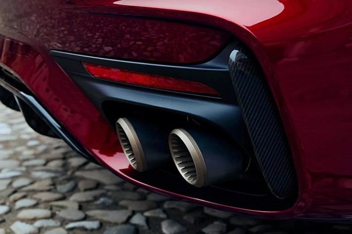 Xe trang bị bộ mâm tiêu chuẩn Crio kích thước 21 inch phay kim cương sơn màu vàng Clearcoat Pale Gold. Những logo ngoại thất của xe cũng mạ màu vàng White Gold Matte.