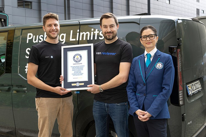 Dự kiến, sẽ có một chiếc Kia PV7 điện lớn hơn sẽ được cho ra mắt vào năm 2027, và một chiếc PV9 thậm chí còn lớn hơn nữa sẽ xuất hiện vào cuối thập kỷ này.