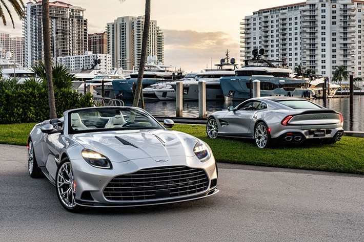 Tại Triển lãm Du thuyền Quốc tế Fort Lauderdale năm nay, Aston Martin, Denison Yachting, và các nhà thiết kế du thuyền huyền thoại Bannenberg &amp; Rowell Design đã trình làng bộ sưu tập 2 mẫu xe tuyệt đẹp, kết hợp vẻ duyên dáng của thân du thuyền với độ chính xác điêu khắc của một chiếc grand tourer.