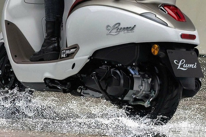 Xe có thể đạt tốc độ tối đa 85–90 km/h, với mức tiêu hao nhiên liệu ấn tượng chỉ 1,75–2 lít/100 km, tương đương quãng đường 250–300 km cho bình xăng 5,7 lít. Một điểm đáng chú ý là Haojue vẫn giữ lại cần khởi động cơ học, đảm bảo tính thực dụng trong thiết kế.