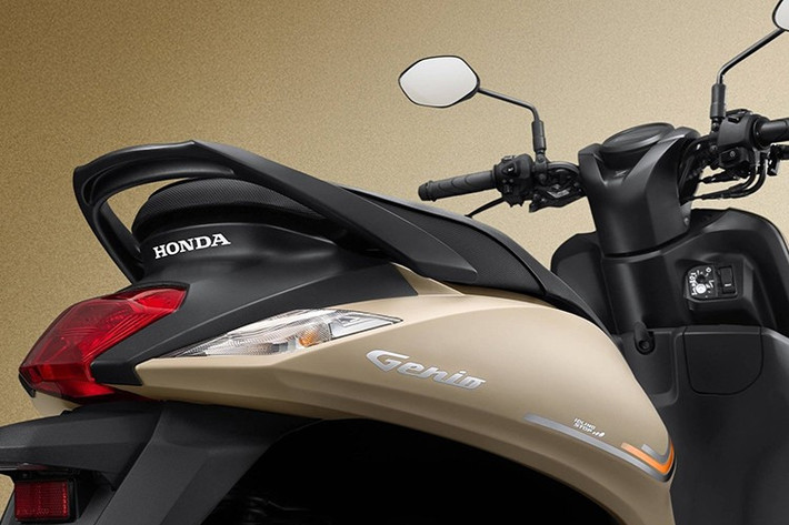 Xe có hai phiên bản gồm CBS và CBS-ISS, tổng cộng sáu lựa chọn màu sắc hiện đại, phù hợp với xu hướng. Phiên bản Honda Genio CBS sở hữu màu Đen bóng (Glossy Black) với thiết kế cổ điển, sang trọng, giá lăn bánh tại DKI Jakarta là 20.075.000 IDR (31,95 triệu đồng), phù hợp với người dùng yêu thích sự đơn giản và tinh tế.