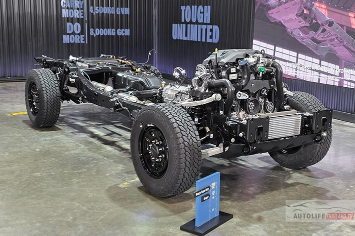 Về mặt kỹ thuật, Ranger SUPER DUTY sở hữu động cơ diesel V6 3.0L tăng áp (Lion TDI), sản sinh công suất 210 mã lực và mô-men xoắn 600 Nm, kết hợp cùng hộp số tự động 10 cấp SelectShift và hệ dẫn động 4 bánh toàn thời gian 4A-4WD. Xe đáp ứng tiêu chuẩn khí thải EURO 6.2 và trang bị hệ thống lọc hạt DPF.