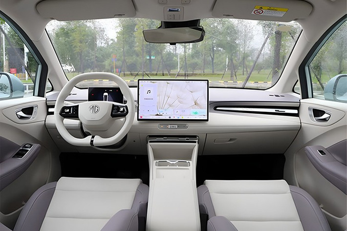 Đuôi xe có dải đèn LED kéo ngang toàn chiều rộng, đèn định vị hình mũi tên. Nhìn chung, MG4 Anxin Edition hướng đến sự quen thuộc nhưng hiện đại thông qua những tinh chỉnh nhẹ. Không gian bên trong được cập nhật theo hướng tối giản và công nghệ hơn. Màn hình trung tâm tăng kích thước từ 12.3 lên 15.6 inch.