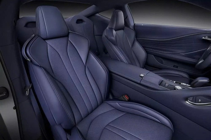 Gói Inspiration Series còn bao gồm Climate Concierge với chức năng sưởi ấm thân trên, vô lăng sưởi, dàn âm thanh Mark Levinson, màn hình hiển thị thông tin trên kính chắn gió, các khe cửa đặc biệt và một số chi tiết ngoại thất màu đen. Cản trước cũng cần được làm nổi bật, cùng với thanh gia tốc hiệu suất cao phía sau và bộ vi sai chống trượt phía sau.