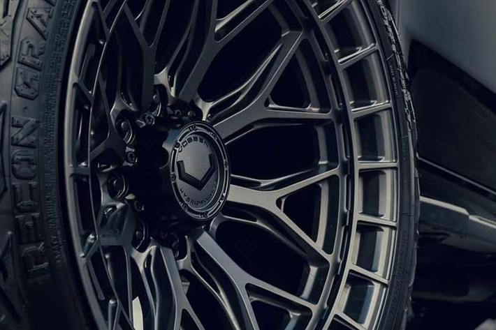 Cụ thể hơn, Vossen có trụ sở tại Miami, Florida, sở hữu một danh mục sản phẩm mâm xe độ khổng lồ, và lần này, một trong những bộ mâm xe sản xuất tại Mỹ của hãng đã được sử dụng để làm cho một chiếc xe bán tải của Mỹ trở nên ngầu hơn – một chiếc Chevrolet Silverado 2500HD phiên bản Z71.