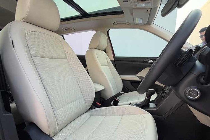 Ghế trước của xe chỉnh điện có chức năng thông gió được trang bị trên các phiên bản cao cấp hơn, cùng với chất liệu bọc ghế mới và nội thất được cập nhật trên toàn bộ các phiên bản. Khoang hành lý vẫn giữ nguyên dung tích 491 lít, có thể mở rộng lên đến 1.405 lít khi gập hàng ghế sau.