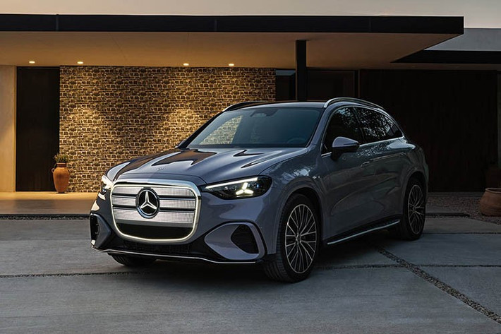 Việc Mercedes-Benz GLC EV được giới thiệu sớm tại Malaysia cho thấy thời điểm mẫu xe này ra mắt thị trường Việt cũng không còn xa. Tại Việt Nam, phân khúc SUV cỡ trung đang chứng kiến cạnh tranh mạnh mẽ khi BMW X3 và Audi Q5 đều đã có thế hệ mới.