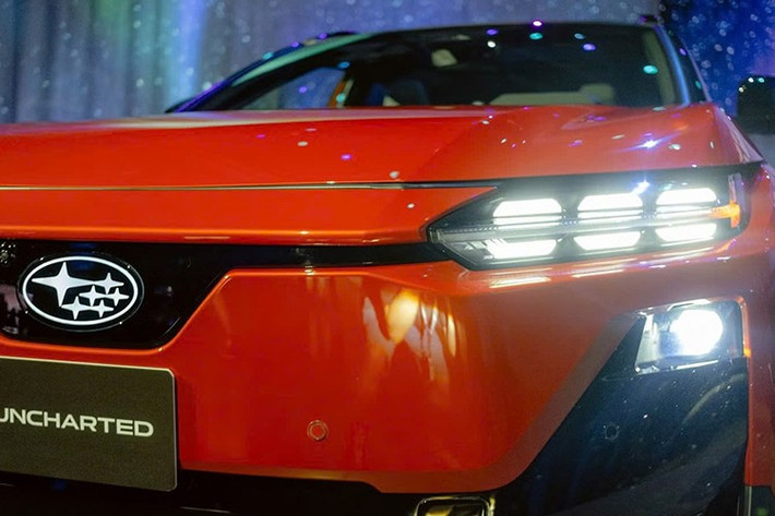 Xe được bổ sung thêm nhiều tính năng an toàn chủ động như hỗ trợ chuyển làn, hỗ trợ kẹt xe và hệ thống camera toàn cảnh. Đáng chú ý nhất là hệ dẫn động 2 mô-tơ điện, dẫn động 4 bánh toàn thời gian, cho công suất lên tới 338 mã lực – mạnh vượt trội so với bản FWD. Phạm vi hoạt động vẫn rất ấn tượng, đạt khoảng 459 km sau mỗi lần sạc.