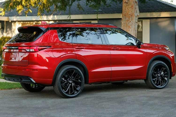 Tuy nhiên, Nissan chỉ cung cấp hai phiên bản cao cấp, trong khi Mitsubishi đưa ra tới năm tùy chọn cấu hình. Phiên bản tiêu chuẩn Rogue Plug-In Hybrid SL được trang bị loạt tiện ích đáng chú ý như gạt mưa tự động, cốp sau điều khiển bằng cảm biến chuyển động, bộ mâm 20 inch sơn đen và gương chiếu hậu bóng đen tích hợp đèn báo rẽ phát sáng