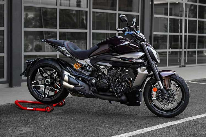 Ducati đã cho biết lấy cảm hứng từ siêu xe hơi để tạo ra thiết kế của XDiavel V4. Cùng với thiết kế bên ngoài hoàn toàn khác biệt với Diavel V4 thường, các phối màu đỏ Burning Red/đen Black Lava kết hợp với nhiều chi tiết xám hoặc bạc...