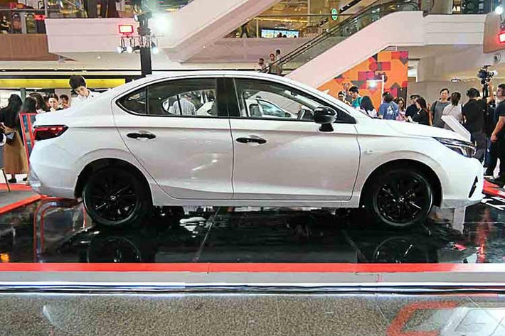 Honda City 2026 phiên bản đặc biệt Pearl Edition được áp dụng cho cả hai biến thể: sedan và hatchback, với nhiều nâng cấp về thiết kế ngoại thất, đi kèm dấu ấn kỷ niệm 30 năm.