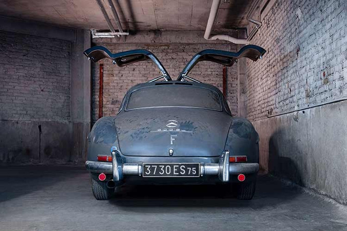 Không rõ động cơ của chiếc Mercedes-Benz 300 SL Gullwing này còn hoạt động hay không, nhưng dựa vào tình trạng hiện tại, việc khởi động lại nó có vẻ sẽ rất khó khăn.