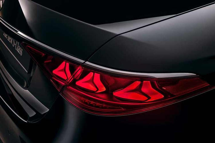 Ở một số thị trường, biểu tượng ngôi sao trên nắp ca-pô của chiếc sedan hạng sang này còn có khả năng phát sáng, tăng tính nhận diện khi di chuyển ban đêm.