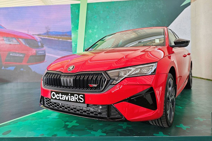 Như vậy, thương hiệu Skoda ở Việt Nam hiện đang phân phối 5 mẫu xe ở thị trường Việt Nam, bao gồm Karoq, Kodiaq, Kushaq, Slavia và Octavia RS. Trong đó, Skoda Karoq, Kodiaq và Octavia RS được nhập khẩu nguyên chiếc từ châu Âu. Bộ đôi Skoda Kushaq và Slavia được lắp ráp tại nhà máy ở Quảng Ninh, trong năm 2026, Skoda sẽ bổ sung dây chuyền sản xuất xe điện tại nhà máy này.