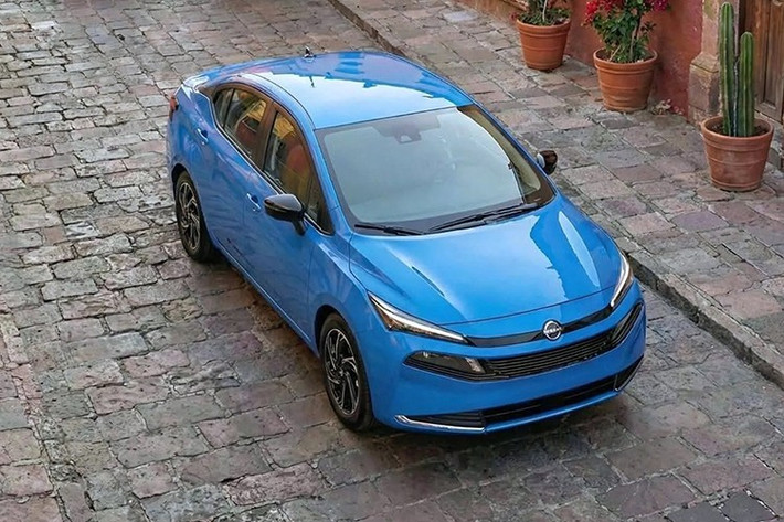 Nissan Versa/ Almera 2027 thế hệ tiếp theo đã xuất hiện trên mạng xã hội, cho thấy mẫu sedan cỡ nhỏ giá rẻ của Nissan đang tiến rất gần đến ngày ra mắt chính thức. Xe được phát hiện trong quá trình ghi hình tại Mexico, nhiều khả năng phục vụ cho các tài liệu quảng bá trước ngày ra mắt.