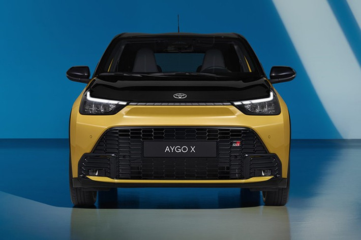 Bên trong, không gian nội thất mang tông màu đen và xám với các chi tiết trang trí màu đen bóng, điểm nhấn là các chi tiết màu xám và logo GR. Ghế trước cũng được trang bị chất liệu SakuraTouch và Dinamica giả da lộn, cùng với phần đệm Samara màu xám.