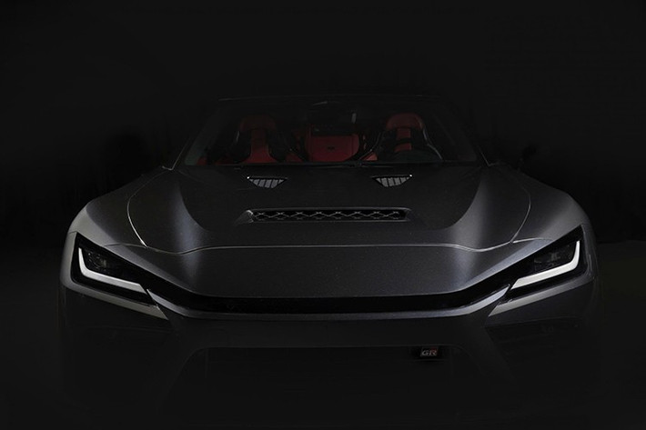 Xe sở hữu vô-lăng thể thao tích hợp núm xoay, lẫy chuyển số cỡ lớn, cụm cần số lấy cảm hứng từ thiết kế trên RAV4 nhưng được tinh chỉnh sắc nét và thể thao hơn. Các chi tiết này khẳng định định hướng hiệu suất cao của mẫu xe đầu bảng thuộc dòng GR (Gazoo Racing).