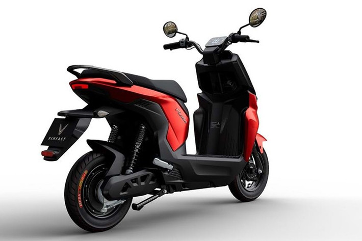 Xe có kích thước dài, rộng, cao lần lượt là 1.745 x 700 x 1.050 mm, chiều cao yên 760 mm, trọng lượng 72 kg tương đương với ZGoo. Tuy nhiên, ngoài trang bị tiêu chuẩn là 1 pin LFP dung lượng 1,2 kWh đi kèm theo xe, Flazz còn có thêm khay gắn pin phụ, giúp tăng quãng đường di chuyển tối đa lên tới 100 km khi sử dụng 2 pin.