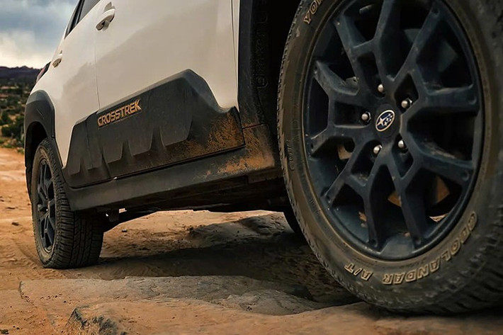 Tuy nhiên, mẫu xen SUV địa hình Subaru Crosstrek Wilderness 2026 này không có hệ thống treo nâng cấp, không có giảm xóc gia cố hay các ốp thân cỡ lớn như Crosstrek Wilderness tại Mỹ.