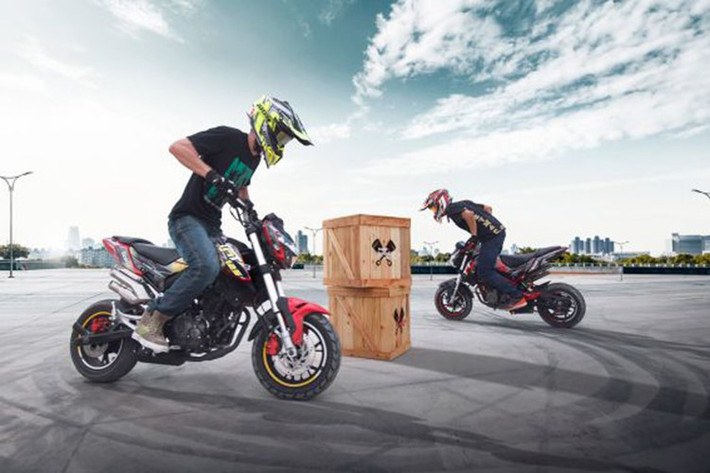 Hệ thống phanh sử dụng đĩa đơn thủy lực, kích thước 210 mm ở phía trước và 190 mm ở phía sau. Xe được trang bị vành 12 inch cùng lốp kích thước 120/70-12 phía trước và 130/70-12 phía sau – tất cả được lắp sẵn từ nhà máy.