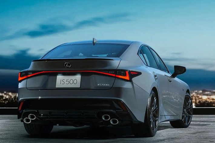Sức mạnh này kết hợp với hộp số tự động 8 cấp SPDS, dẫn động cầu sau, cho phép xe tăng tốc từ 0–100 km/h trong 4,6 giây. Tại thị trường Nhật Bản, Lexus IS 500 Climax Edition chỉ được sản xuất giới hạn 500 chiếc, với giá bán khởi điểm từ 9,5 triệu yen (khoảng 1,69 tỷ đồng).
