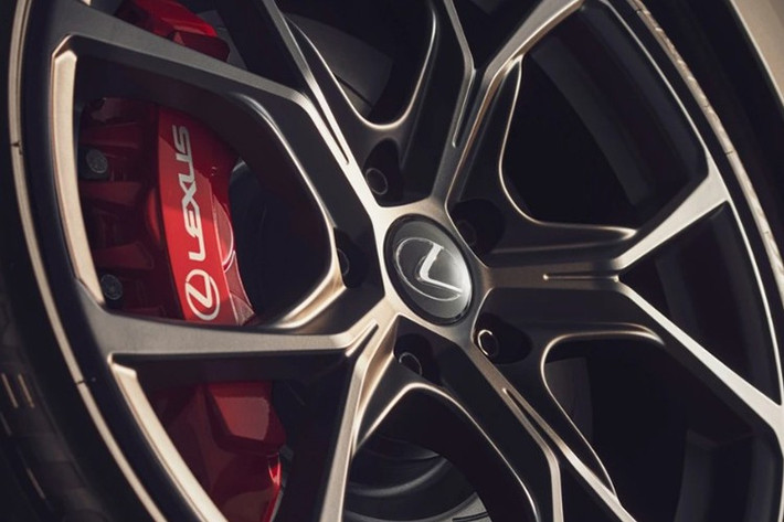 Xe có 9 tùy chọn màu sơn nhưng nổi bật nhất là gam màu xám mới Neutrino Gray, bên cạnh các tông màu cá tính như xanh Heat Blue và đỏ Radiant Red. Lexus IS 500 Climax Edition được trang bị bộ mâm hợp kim nhôm BBS kích thước 19 inch, được hoàn thiện với bề mặt đen nhám đầy cá tính.