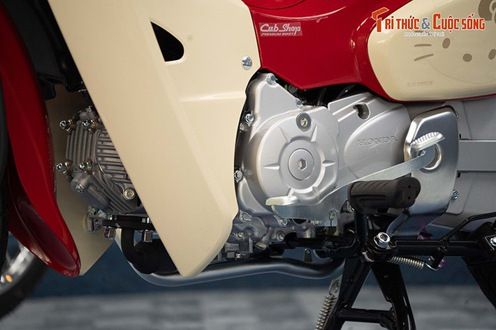 Super Cub 50 Hello Kitty sử dụng động cơ xi-lanh đơn, dung tích 49cc cho công suất 3,6 mã lực và mô-men xoắn cực đại 3,8 Nm kết hợp hộp số 4 cấp. Trong khi bản Super Cub 110 Hello Kitty dùng động cơ xi-lanh đơn 110cc, có công suất 9,1 mã lực và mô-men xoắn 8,5 Nm, theo thông tin từ nhà sản xuất.