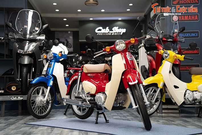 Mức giá xe Honda Super Cub Hello Kitty chưa công bố ở Việt Nam, tại Nhật Bản giá xe bán ra từ 330.000 yen (tương đương 52 triệu đồng) cho bản Super Cub 50 Hello Kitty và 385.000 yen (khoảng 60,7 triệu đồng). Bộ đôi này sẽ được phân phối tại Việt Nam từ cuối tháng 6/2025.